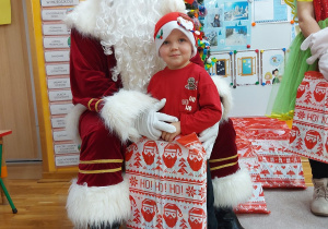 Zdjęcie chłopca z Mikołajem przy choince