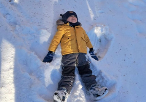 01. Chłopiec robi aniołka na śniegu