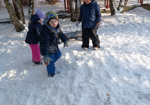 Dzieci super się bawią na śniegu