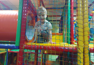 Chłopiec bawi się w figloraju