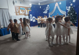 23. Taniec z chustami w wykonaniu 6 -latków.