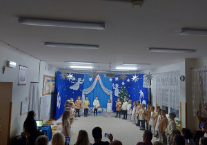 28. Przedszkolaki podczas śpiewania piosenki.