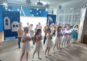 05. Taniec 6-latków z latarenkami.