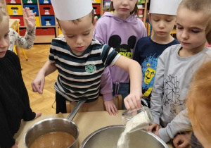 02. Dzieci przygotowują ciasto