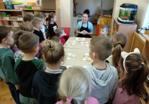 01 Dzieci z grupy Kropelek słuchają zasad- jak należy zrobić ciasteczko dla dziadków