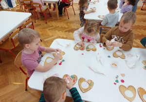 02 Dzieci przy stolikach dekorują pierniki