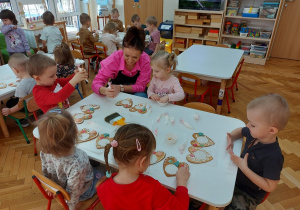 04 Dzieci przy stolikach dekorują z panią pierniki