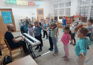 02. 6-latki wykonują ćwiczenia rozciągające przy muzyce.