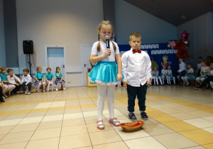 18 Dwójka dzieci składa życzenia przez mikrofon