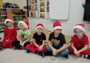 Dzieci z grupy 6-latków czekają na Mikołaja.