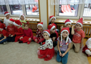 Dzieci podczas wizyty Świętego Mikołaja w przedszkolu.
