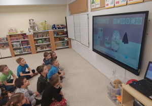 Dzieci oglądają filmik edukacyjny o wodzie.