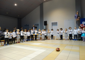 04 Dzieci śpiewają piosenkę na powitanie dla dziadków