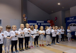 13 Dzieci z grupy Promyczków tańczą do utworu Śniegowe płatki