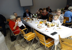 35 Dziadkowie z wnukami siedzą przy stole