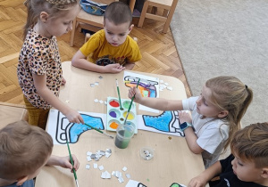 03 dzieci przy stolikach kolorują łyżwy