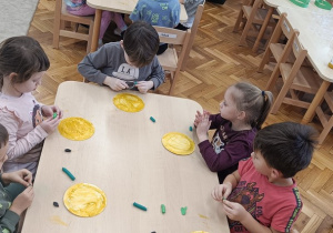 04 Dzieci przy stolikach robią zielone postcie