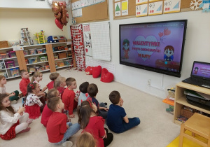 6-latki oglądają bajkę edukacyjną w Walentynkach.