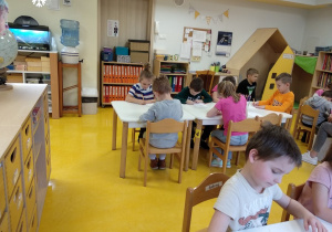 Dzieci rysują portret Bohatera Tygodnia.