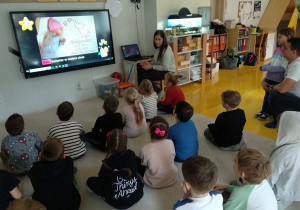 Dzieci oglądają prezentację Oli i słuchają o niej ciekawostki.