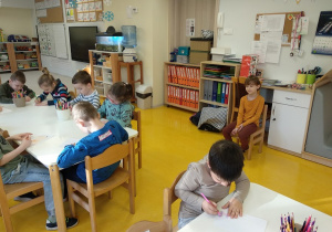 Dzieci rysują portret Bohaterki Tygodnia.