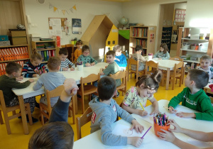 Dzieci rysują portret Oli.