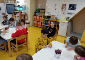 Dzieci rysują portret Bohatera Tygodnia.