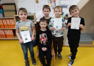 Chłopcy z portretami Czarka.