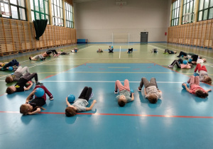 Dzieci na sali gimnastycznej podczas wykonywania ćwiczeń.
