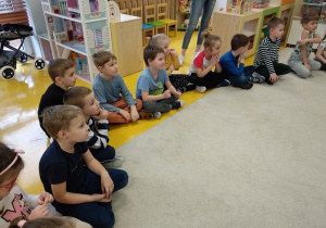 Dzieci słuchają ciekawych informacji o życiu pająków.