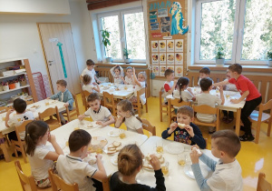 Przedszkolaki podczas posiłku.
