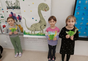 Dziewczynki ze swoimi dinozaurami.