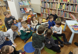Przedszkolaki oglądają książki.