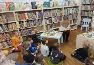 Przedszkolaki zapoznają się z zasadami korzystania z książek z biblioteki.