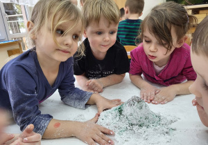 08. Dzieci stworzyły wulkan.