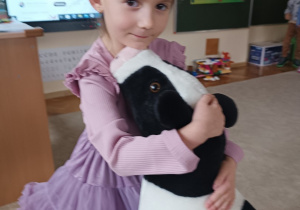 07 Dziewczynka trzyma maskotkę krowę