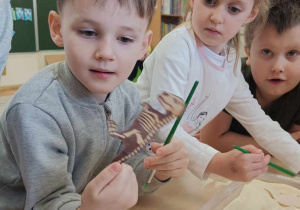 02 Dzieci odkrywają kości dinozaura