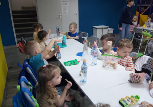 Dzieci jedzą przekąski