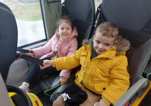 Dziewczynka i chłopiec siedzą w autobusie