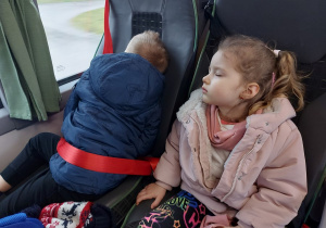Dzieci śpią w autobusie