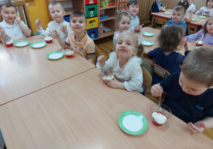 Dzieci jedzą deserki przygotowane przez panie kucharki