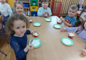 Dzieci jedzą deserki przygotowane przez panie kucharki