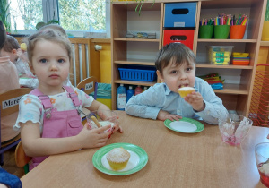 Dzieci jedzą babeczki upieczone przez rodziców