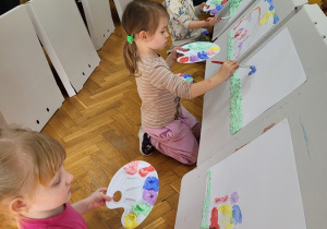 09 Dzieci w skupieniu malują swoje obrazy