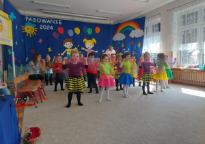 Dzieci tańczą z kolorowymi chustkami