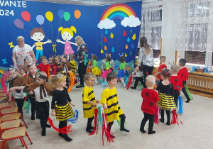 Dzieci tańczą z kolorowymi wstążkami
