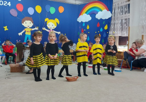 Dzieci w strojach pszczółek mówią wiersz dla wiosny