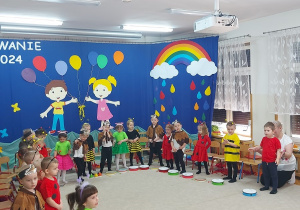 Dzieci śpiewają piosenkę i grają na instrumentach
