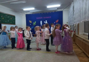 04 Dzieci tańczą do muzyki MACARENA DISCO