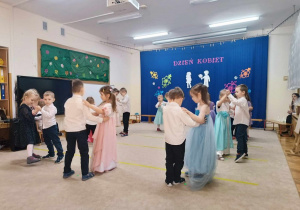 12 Dzieci tańczą w parach